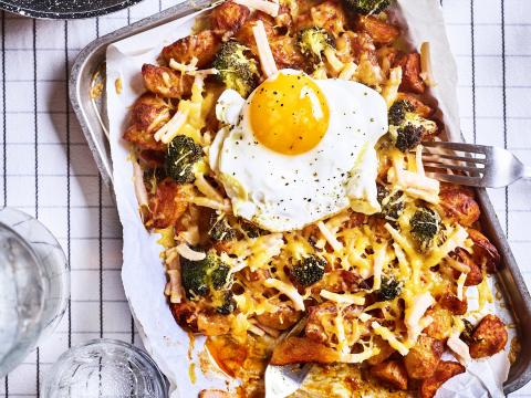 Aardappelpannetje met broccoli, ham en spiegeleitje