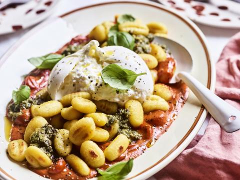 Gnocchi met tomaat, burrata en pesto