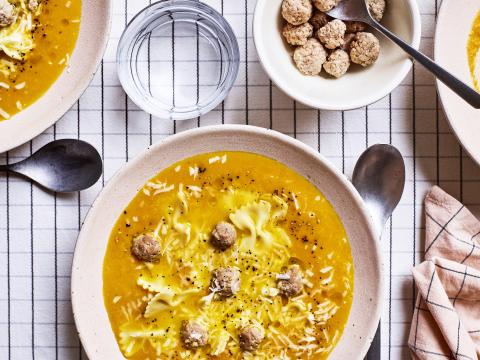 Wortelsoep met balletjes en strikjes