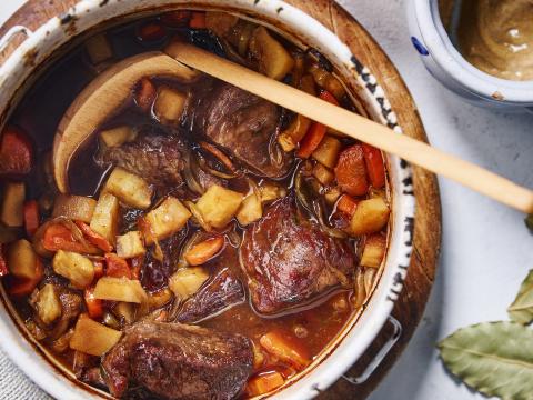 Klassiek runderstoofpotje met aardappelen en groenten