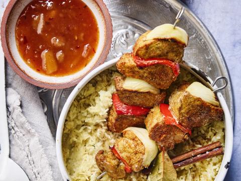 Spiesjes van varkenshaasje met pilavrijst