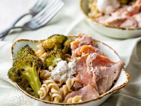 Volkorenpasta met broccoli en pulled zalm