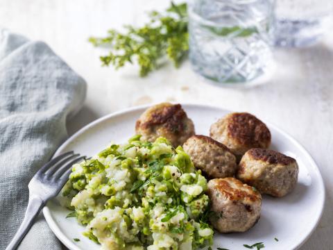 Erwten-knolselderstoemp met kalfsgehaktballetjes