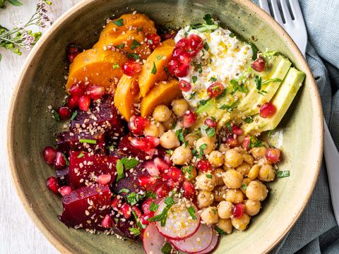 Groentebowl met gepofte zoete aardappel en cottagecheese