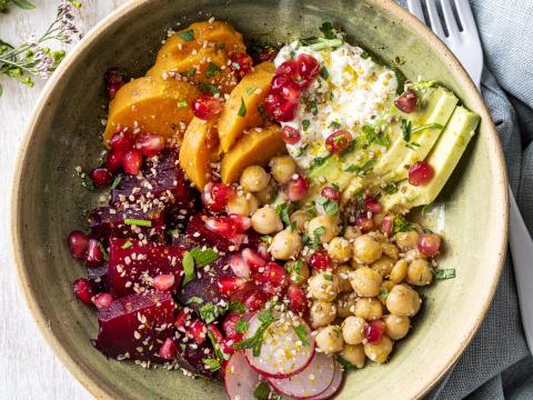 Groentebowl met gepofte zoete aardappel en cottagecheese