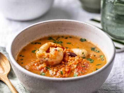 Thaise rodecurrysoep met rode linzen en scampi’s