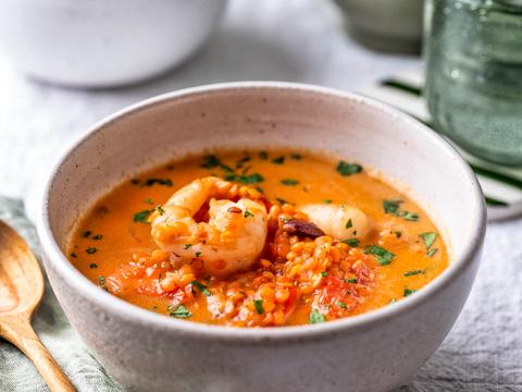 Thaise rodecurrysoep met rode linzen en scampi’s