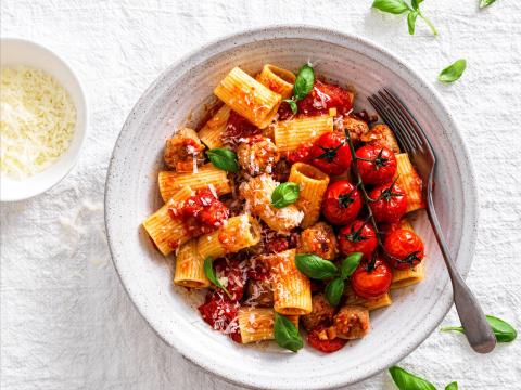 Rigatoni met salsiccia, tomatensaus en pecorino