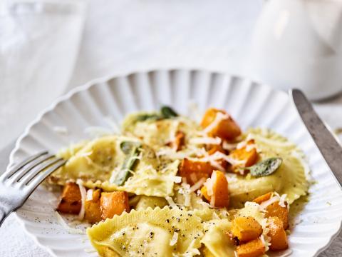 Casunziei all’ampezzana met pompoen, salieboter en maanzaad