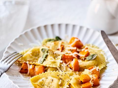 Casunziei all’ampezzana met pompoen, salieboter en maanzaad
