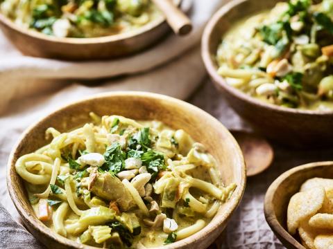 Curry met udonnoedels, paksoi en vegan ‘kipstuckjes’