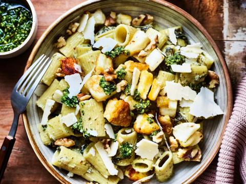Pasta pesto met ­gebakken halloumi en jonge spinazie