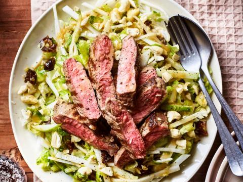Thai beef met koolrabi, spruitjes en pindakaas­dressing