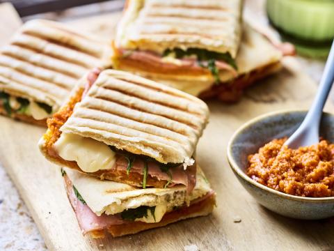 Panini met tomatenpesto, mortadella en fontina