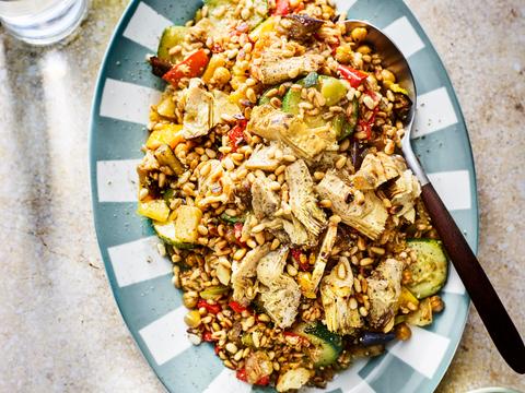 Lauwe farro-kikkererwtensalade met gegrilde groenten en artisjok 