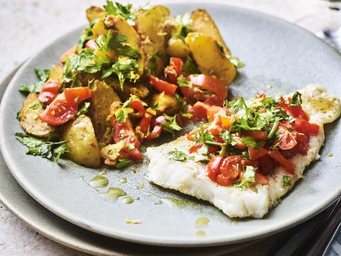 Kabeljauwhaasje met tomaten-gremolata en gebakken patatjes 