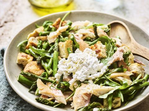 Voorjaarspanzanella met gerookte vis 