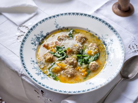 Minestra maritata met balletjes en parelcouscous