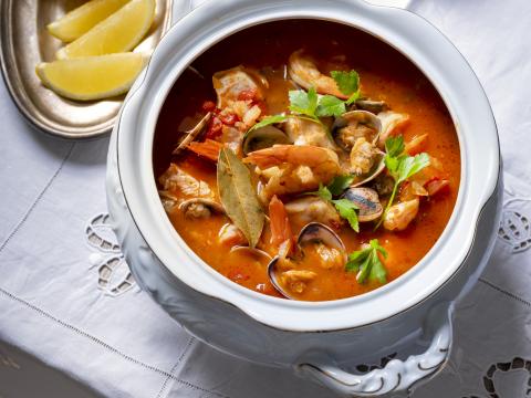Cioppino_ vissoep met vongole, scampi’s en zeebaars