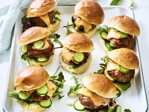 Cheeseburgersliders met zelfgemaakte burgersaus