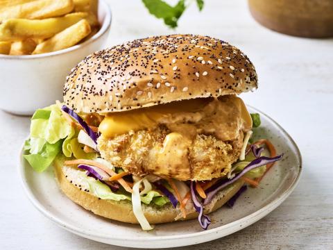 Knapperige kipburger met koolsla en pittig sausje