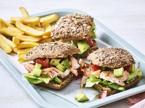 Smashed zalmburger met avocado-tomatensalsa 