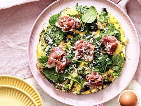 kruidige frittata met parmaham en pecorino