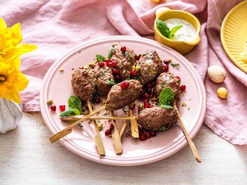 spiesjes van lamsgehakt met muntdip