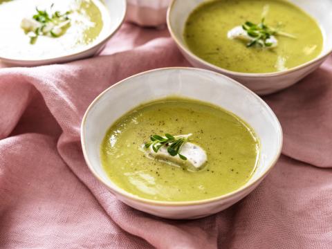 soepje van doperwten met kruidenroom