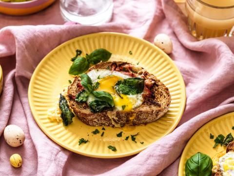 Toast gruyère met spiegelei, ham en spinazie