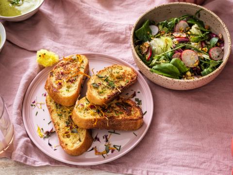 Hartige wentelteefjes met frisse lentesalade