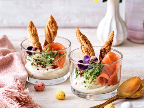 glaasjes met kaascrème en gerookte zalm