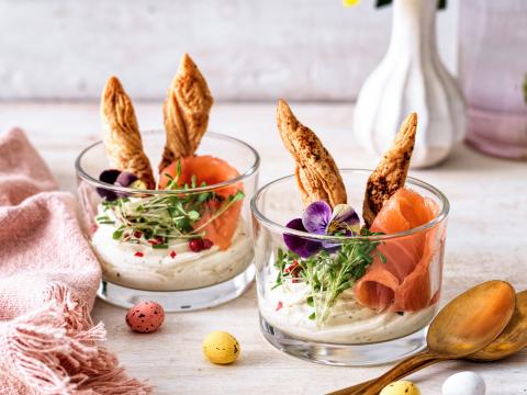 glaasjes met kaascrème en gerookte zalm