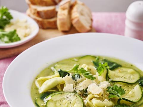 Snelle maaltijdsoep met courgette, spinazie en ravioli