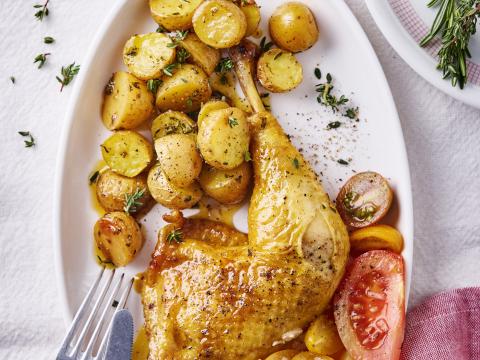Kippenbil met gebakken aardappelen en tomatensalade