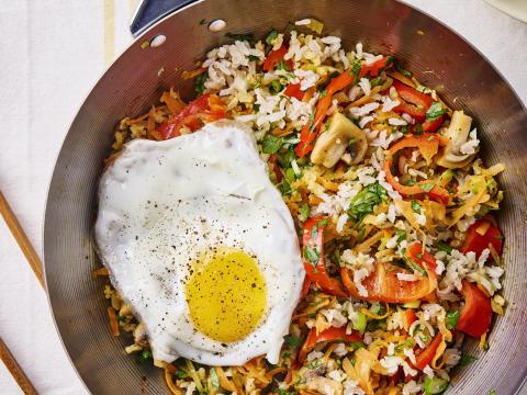Gebakken rijst met een eitje