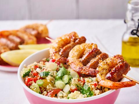 Spiesje van scampi’s en merguez met couscoussalade