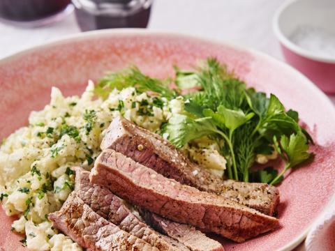 Gegrilde biefstuk met bloemkoolsalade
