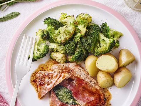 Saltimbocca alla romana met broccoli en gekookte aardappeltjes