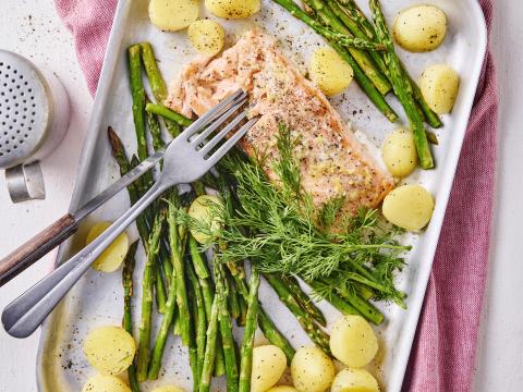 Zalm met groene asperges op de bakplaat
