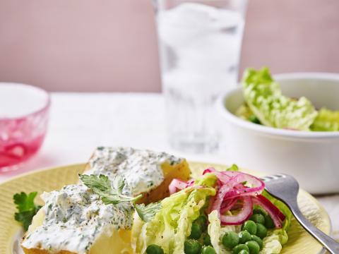 Ovenaardappel met kruidenyoghurt en een slaatje