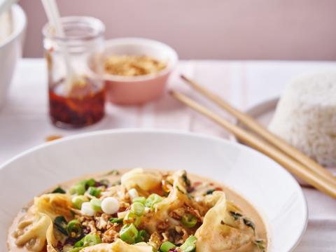 Gebakken gyoza in rodecurrysaus