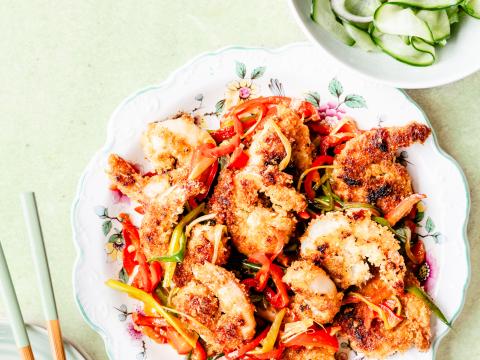 Zoetzure gepaneerde scampi’s met komkommerslaatje