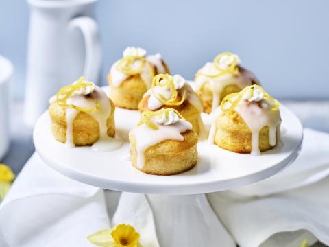 Vanillecakejes met citroenglazuur