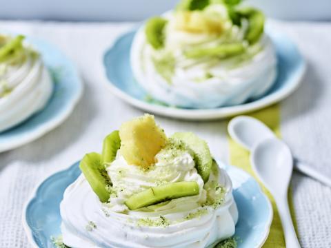 Paaspavlova met ananas, kiwi en muntsuiker