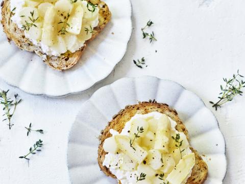 Toast met ricotta en ingemaakte asperges