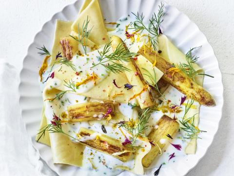 Open lasagne met gewokte kerrie-asperges