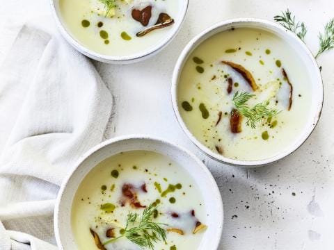 Aspergesoep met krokante ham en kruidenolie