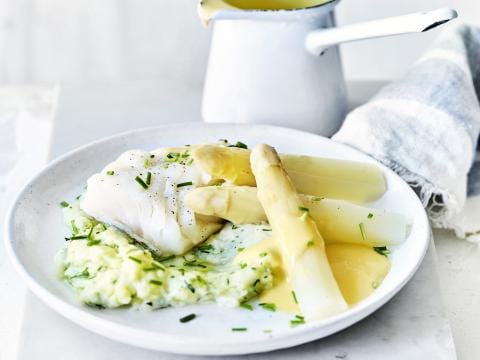 Kabeljauw met smeuïge bieslookpuree, asperges en mousselinesaus