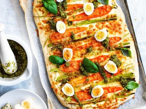 Plaatpizza met zure room, jonge wortelen, pesto en kwarteleitjes